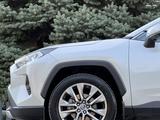 Toyota RAV4 2021 года за 16 300 000 тг. в Алматы – фото 3