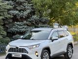 Toyota RAV4 2021 года за 16 300 000 тг. в Алматы – фото 2