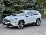 Toyota RAV4 2021 года за 16 300 000 тг. в Алматы