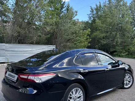 Toyota Camry 2018 года за 15 500 000 тг. в Караганда – фото 3