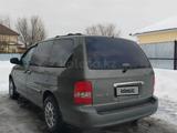 Kia Carnival 2005 года за 4 500 000 тг. в Актобе – фото 2