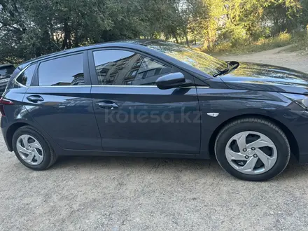 Hyundai i20 2023 года за 7 950 000 тг. в Уральск – фото 3