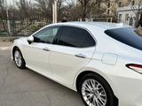 Toyota Camry 2019 года за 16 300 000 тг. в Актау – фото 2