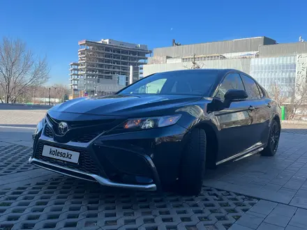 Toyota Camry 2022 года за 14 000 000 тг. в Алматы