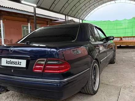 Mercedes-Benz E 320 1997 года за 2 800 000 тг. в Шымкент – фото 4