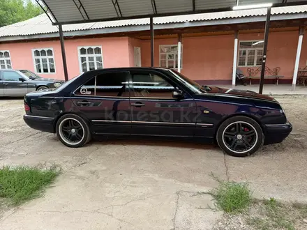 Mercedes-Benz E 320 1997 года за 2 800 000 тг. в Шымкент – фото 5