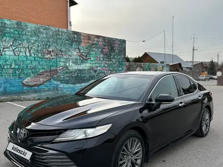 Toyota Camry 2018 года за 16 500 000 тг. в Алматы – фото 2