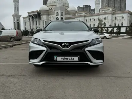 Toyota Camry 2022 года за 15 400 000 тг. в Астана – фото 3