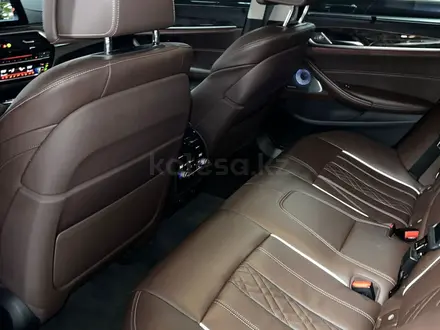 BMW 540 2018 года за 24 100 000 тг. в Алматы – фото 27