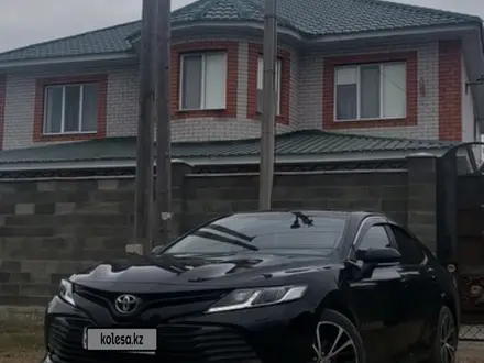 Toyota Camry 2021 года за 18 500 000 тг. в Актобе – фото 3