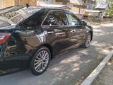 Toyota Camry 2015 года за 11 000 000 тг. в Тараз – фото 2