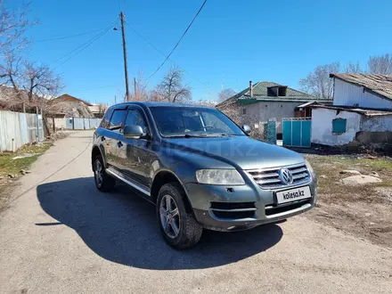 Volkswagen Touareg 2004 года за 3 500 000 тг. в Талдыкорган – фото 2