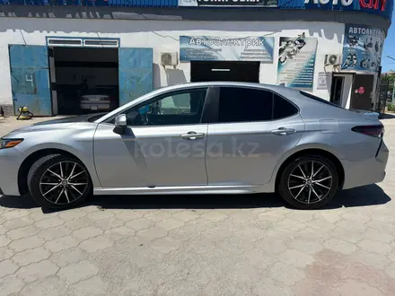 Toyota Camry 2021 года за 13 500 000 тг. в Актау – фото 7