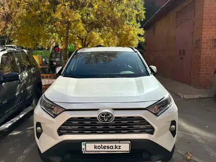 Toyota RAV4 2020 года за 17 150 000 тг. в Астана