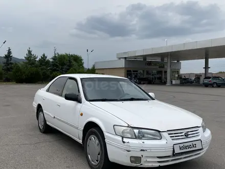 Toyota Camry 1998 года за 2 500 000 тг. в Алматы – фото 3