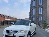 Volkswagen Touareg 2008 года за 6 800 000 тг. в Атырау