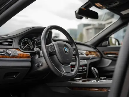 BMW 750 2014 года за 15 000 000 тг. в Алматы – фото 20