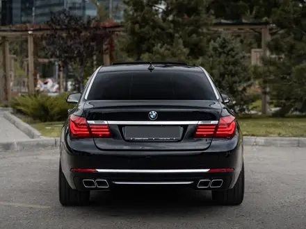 BMW 750 2014 года за 15 000 000 тг. в Алматы – фото 15