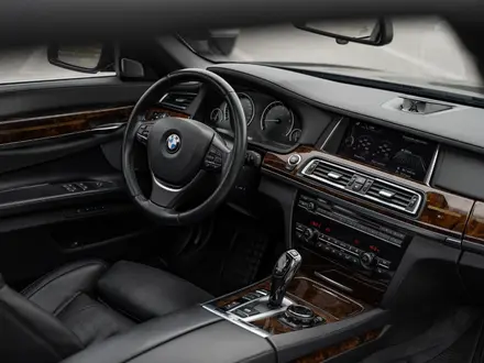 BMW 750 2014 года за 15 000 000 тг. в Алматы – фото 19