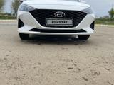 Hyundai Accent 2021 года за 10 100 000 тг. в Уральск – фото 2