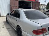 Mercedes-Benz E 200 1996 годаүшін1 200 000 тг. в Жанаозен – фото 2