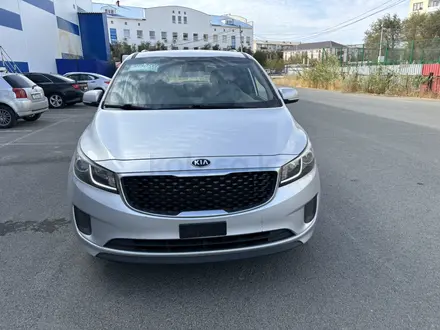 Kia Carnival 2016 года за 6 000 000 тг. в Атырау – фото 2