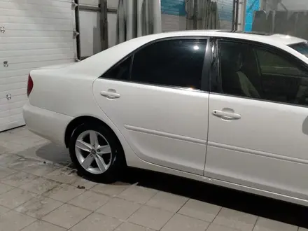 Toyota Camry 2004 года за 5 500 000 тг. в Уральск – фото 2