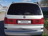 Volkswagen Sharan 2000 года за 1 100 000 тг. в Уральск – фото 3