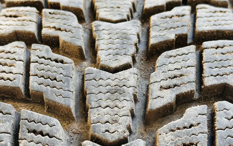 Шины липучка Dunlop Grandtrek SJ6 за 180 000 тг. в Астана