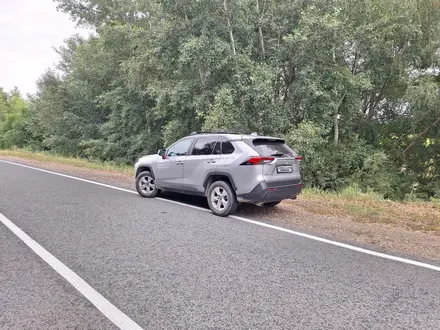 Toyota RAV4 2019 года за 14 500 000 тг. в Актобе – фото 3