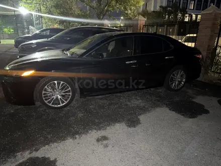 Toyota Camry 2019 года за 10 500 000 тг. в Атырау – фото 2