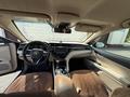 Toyota Camry 2019 года за 10 500 000 тг. в Атырау – фото 3