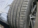 Шины перед 245.45.R19 Мишлен пилот спорт зад 275.40.R19 KUMO за 280 000 тг. в Алматы