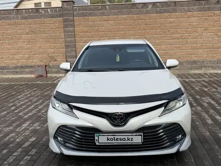 Toyota Camry 2020 года за 13 500 000 тг. в Алматы – фото 2