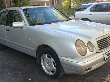 Mercedes-Benz E 230 1995 года за 2 000 000 тг. в Караганда – фото 2