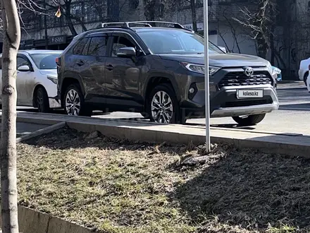 Toyota RAV4 2021 года за 15 500 000 тг. в Алматы – фото 7