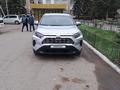 Toyota RAV4 2020 года за 17 500 000 тг. в Уральск – фото 3