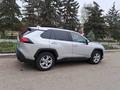 Toyota RAV4 2020 года за 17 500 000 тг. в Уральск – фото 2