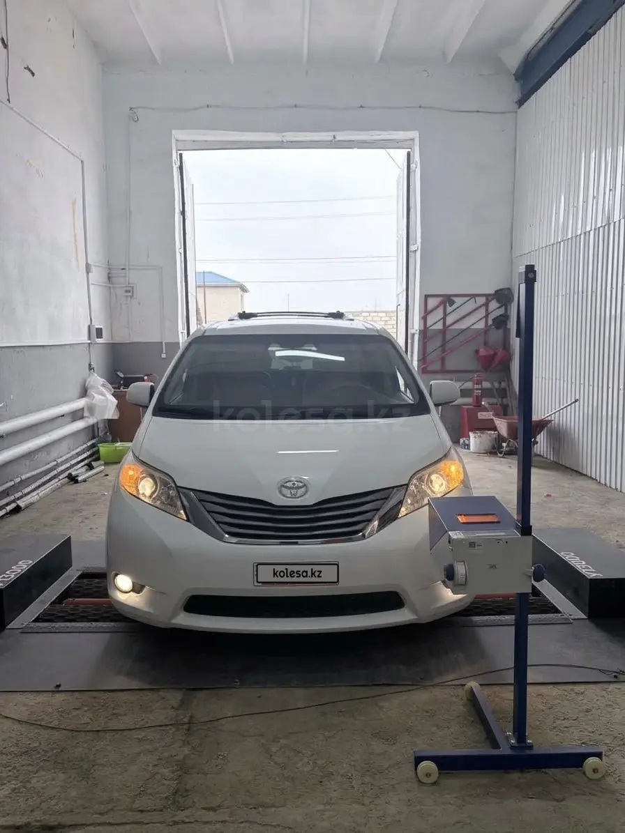 Toyota Sienna, 2011