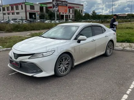 Toyota Camry 2020 года за 13 950 000 тг. в Астана – фото 2