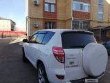 Toyota RAV4 2011 годаfor8 300 000 тг. в Актобе