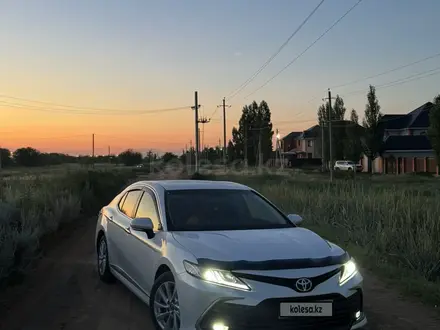 Toyota Camry 2022 года за 13 600 000 тг. в Актобе – фото 4