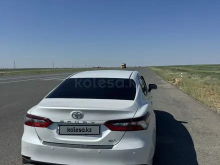 Toyota Camry 2022 года за 13 600 000 тг. в Актобе – фото 9