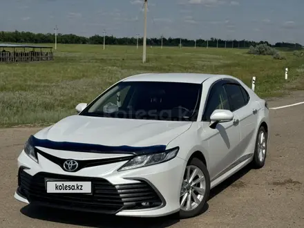 Toyota Camry 2022 года за 13 600 000 тг. в Актобе