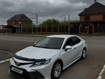 Toyota Camry 2022 года за 13 600 000 тг. в Атырау – фото 2