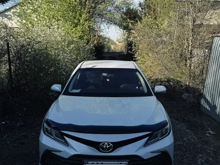 Toyota Camry 2022 года за 13 600 000 тг. в Атырау – фото 3