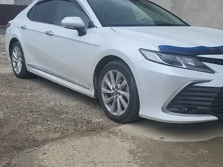 Toyota Camry 2022 года за 13 600 000 тг. в Атырау – фото 5
