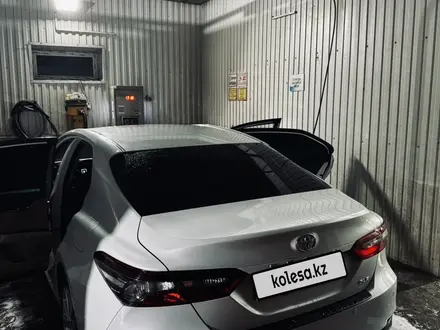 Toyota Camry 2022 года за 13 600 000 тг. в Атырау – фото 8
