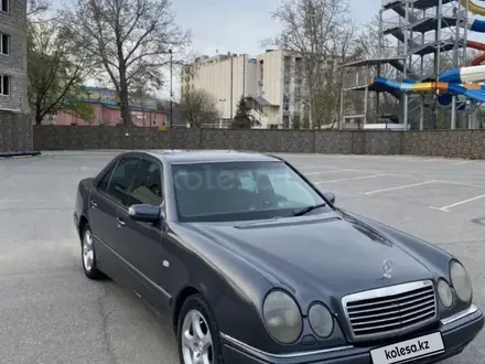 Mercedes-Benz E 320 1997 года за 2 500 000 тг. в Шымкент – фото 2