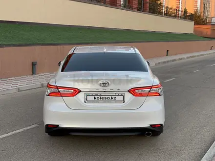 Toyota Camry 2018 года за 14 000 000 тг. в Жанаозен – фото 3